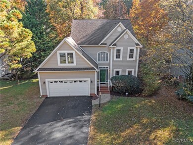 View of front facade featuring a front yard and a