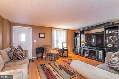 943 Foxcroft Ln, Essex, MD 21221 - photo 7