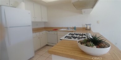 Breakfast bar is 2 levels, lower level in on the dining room side.