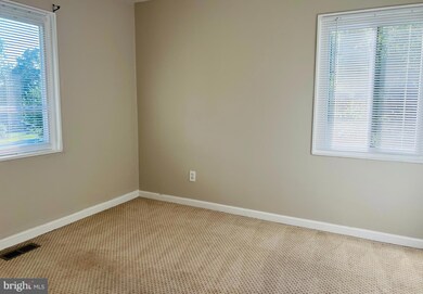 15907 Crest Dr, Woodbridge, VA 22191 - photo 5