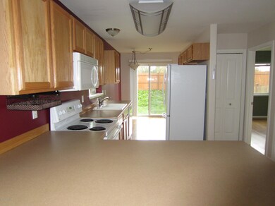 Nice Kitchen w Tons of Prep Space