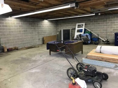 Large 2-1/2 car garage