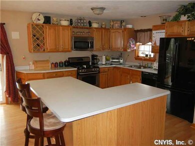 Kitchen Breakfast Bar/Island compliments the kitch