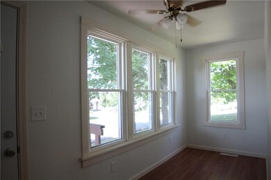 Welcoming entry with lots of natural light, lamina