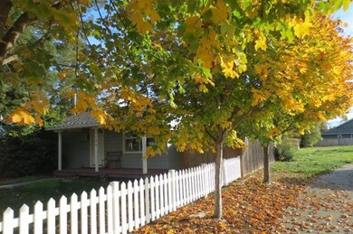 1725 SW J St, Grants Pass, OR 97526 - photo 3