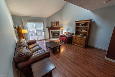 Open and bright - living room that leads to privat