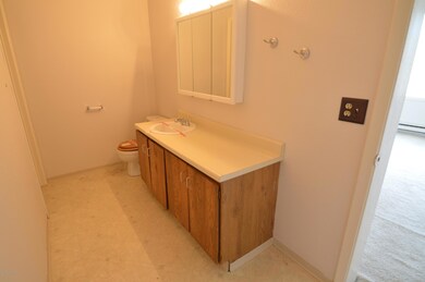 Attached 1/2 Bath