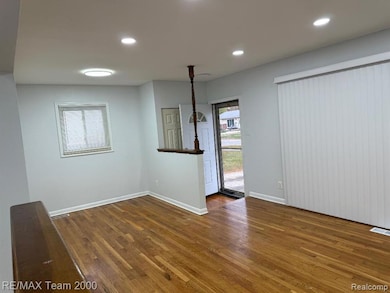 6124 Deering St, Garden City, MI 48135 - photo 5