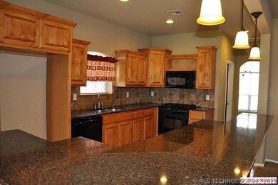 Granite Counters.  Black Appliances. FABULOUS U-Sh