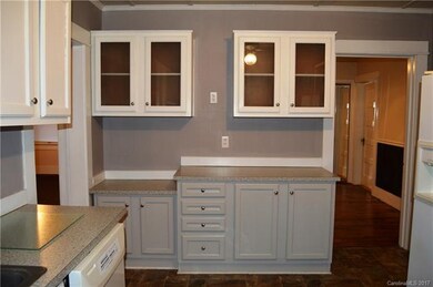 Kitchen w/ lots of cabinets