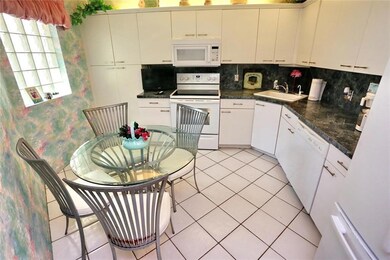 EAT IN KITCHEN W/ALL WHITE CABINETS W/CROWN MOLDIN