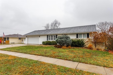 1704 S 3rd Ave, Marshalltown, IA 50158 - photo 2