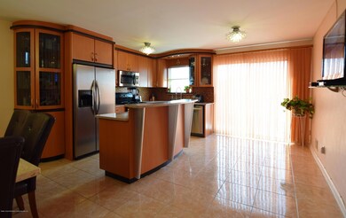 (3) Kitchen