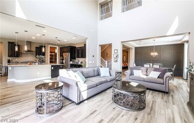 Great room plan with soaring 20' ceilings * Stunni