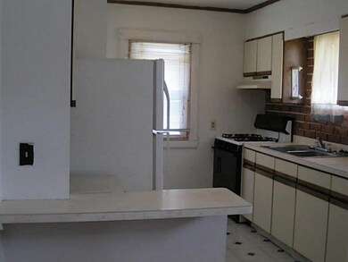 Kitchen Kitchen Includes Refrigerator & Stove