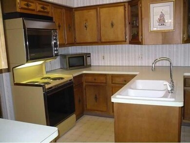 Kitchen Lot of counter space for food prep!
