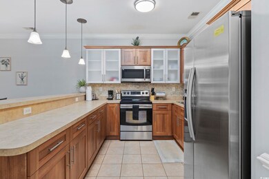 Kitchen with pendant lighting, light tile patterne