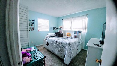 That's a queen size bed in the 2nd bedroom.