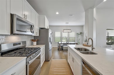 Kitchen with appliances with stainless steel fini