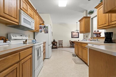 2912 W 4th St, Cedar Falls, IA 50613 - photo 7