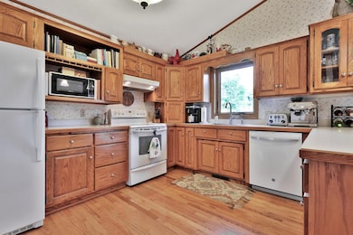 Vaulted ceilings, real oak hardwood floors.