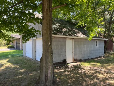 314 N Dyckman St, Paw Paw, MI 49079 - photo 2