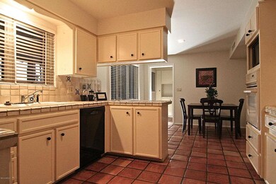 Kitchen & breakfast area