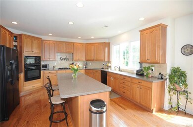 7439 Woodstone Cir, Macungie, PA 18062 - photo 4