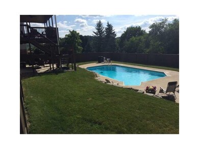 Swimming Pool/Hot Tub/Sauna. Heated salt water poo