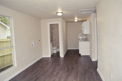 1020 Dewalt St unit B, Houston, TX 77088 - photo 5