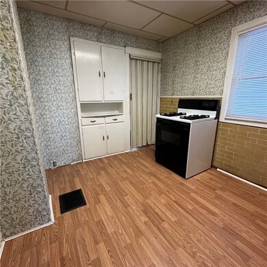 1130 Beechwood Ave, Farrell, PA 16121 - photo 5