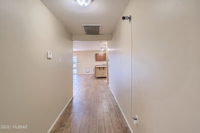 8-136791623-05 Foyer