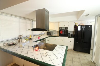 KITCHEN - BREAKFAST BAR