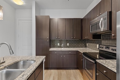 Kitchen with appliances with stainless steel fini
