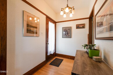 901 N 6th St-Entry