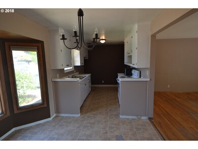 740 E 20th St, the Dalles, OR 97058 - photo 5