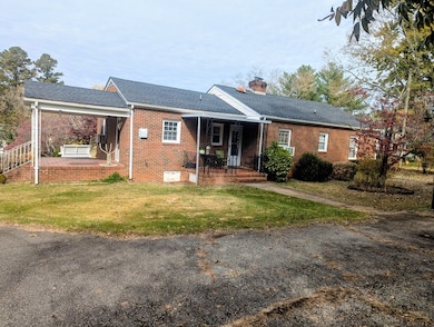 821 W Sycamore St, Chase City, VA 23924 - photo 2