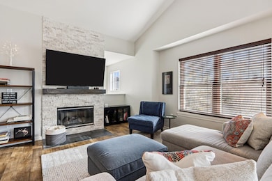 N16W26500 Meadowgrass Cir unit B, Pewaukee, WI 53072 - photo 6