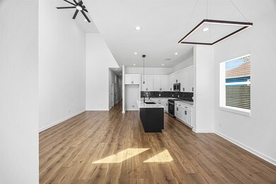 2105 Melbourne St unit B, Houston, TX 77026 - photo 4