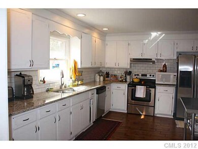 Kitchen - Kitchen with granite and stainless steel