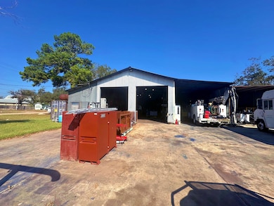 215 E College St, Pleasanton, TX 78064 - photo 3