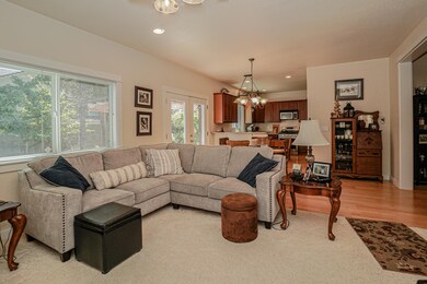 2798 Brookdale Dr, Central Point, OR 97502 - photo 4