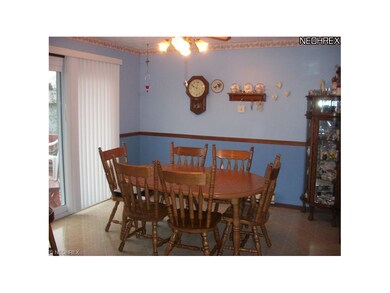 Large open eat-in kitchen with sliding door leadin