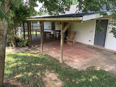 AMAZING Entertainment Area and screened dining area