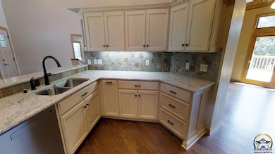 7821 SW Hiawatha Dr, Topeka, KS 66615 - photo 5