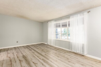 Living Rm w/bay window