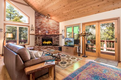 Living room - Tons of Light!