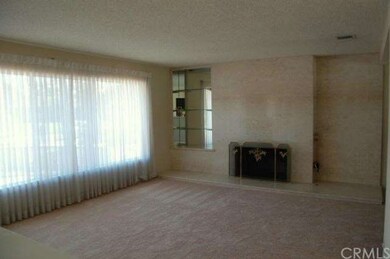 Elegant & spacious livingroom with new carpet. Mar