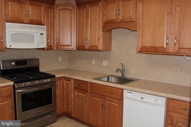 9238 Cardinal Forest Ln unit 301, Lorton, VA 22079 - photo 6