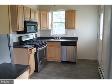 826 E Bellevue Ave, Reading, PA 19605 - photo 4